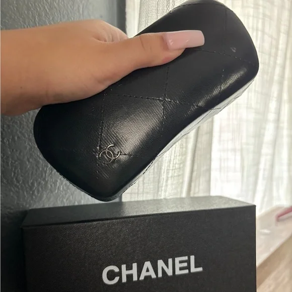 CHANEL Elegant Black Sunglasses with Gold Detail - Picture 3 of 4